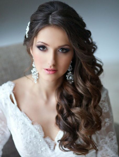 تسريحات شعر كيرلي ناعمه على جنب