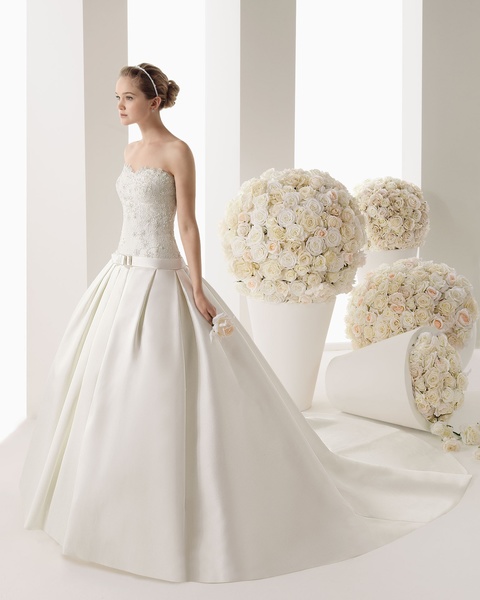 فساتين زفاف ستان ودانتيل	من روزا كلارا