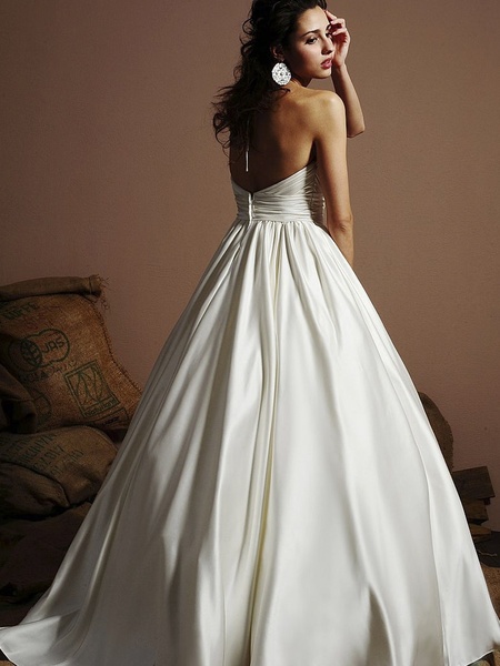 فساتين ستان منفوشة