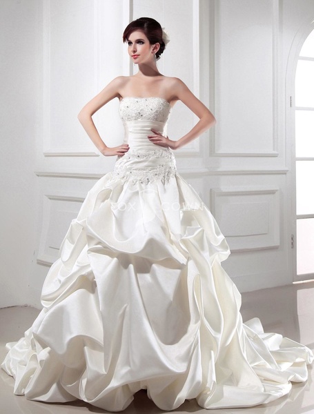 فساتين ستان مطرزة