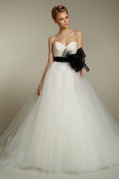 فساتين زفاف تول بحزام