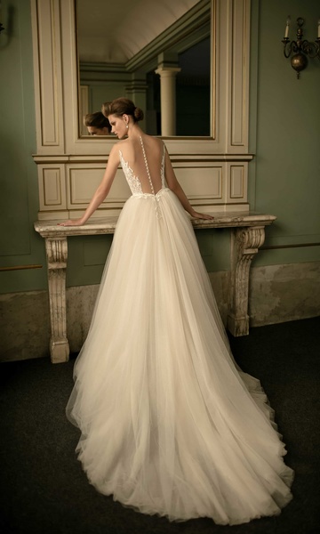 فساتين زفاف تول طويلة