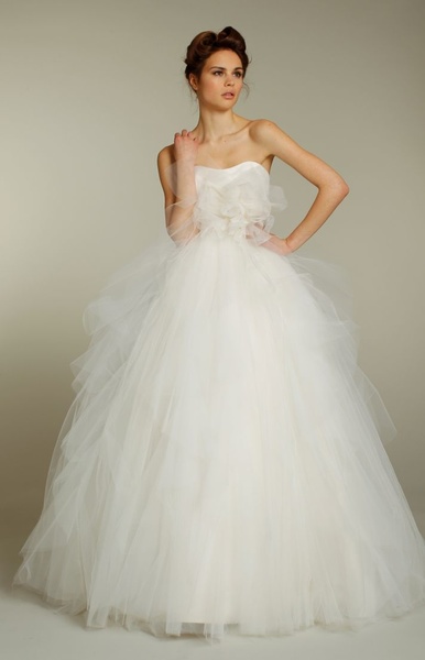 فساتين افراح تول منفوش