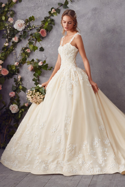 فستان زفاف من تصميم Oleg Cassini