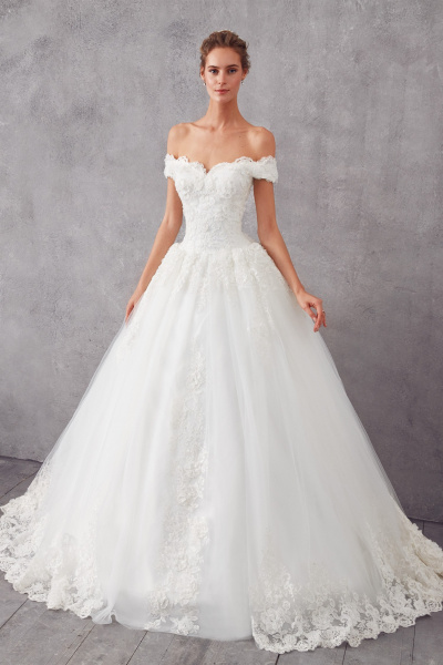 فستان زفاف من تصميم Oleg Cassini