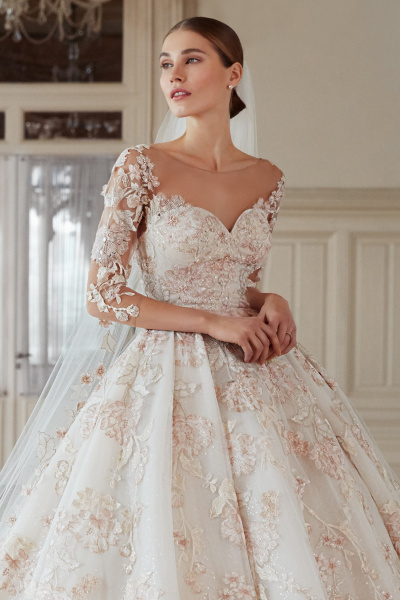 فستان زفاف من تصميم Oleg Cassini