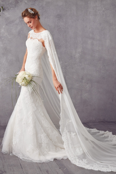 فستان زفاف من تصميم Oleg Cassini